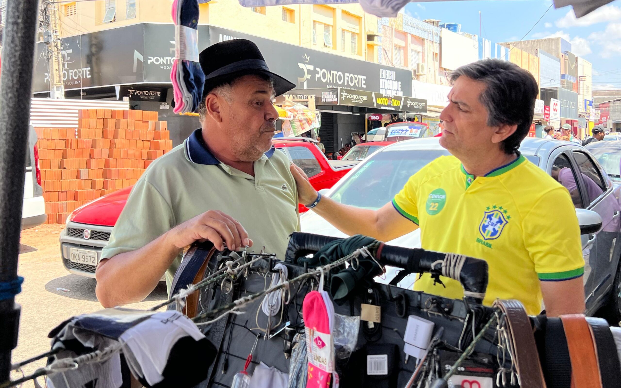 Genivan realiza caminhada no comércio do Centro e adesivaço no teatro na manhã deste sábado (31)