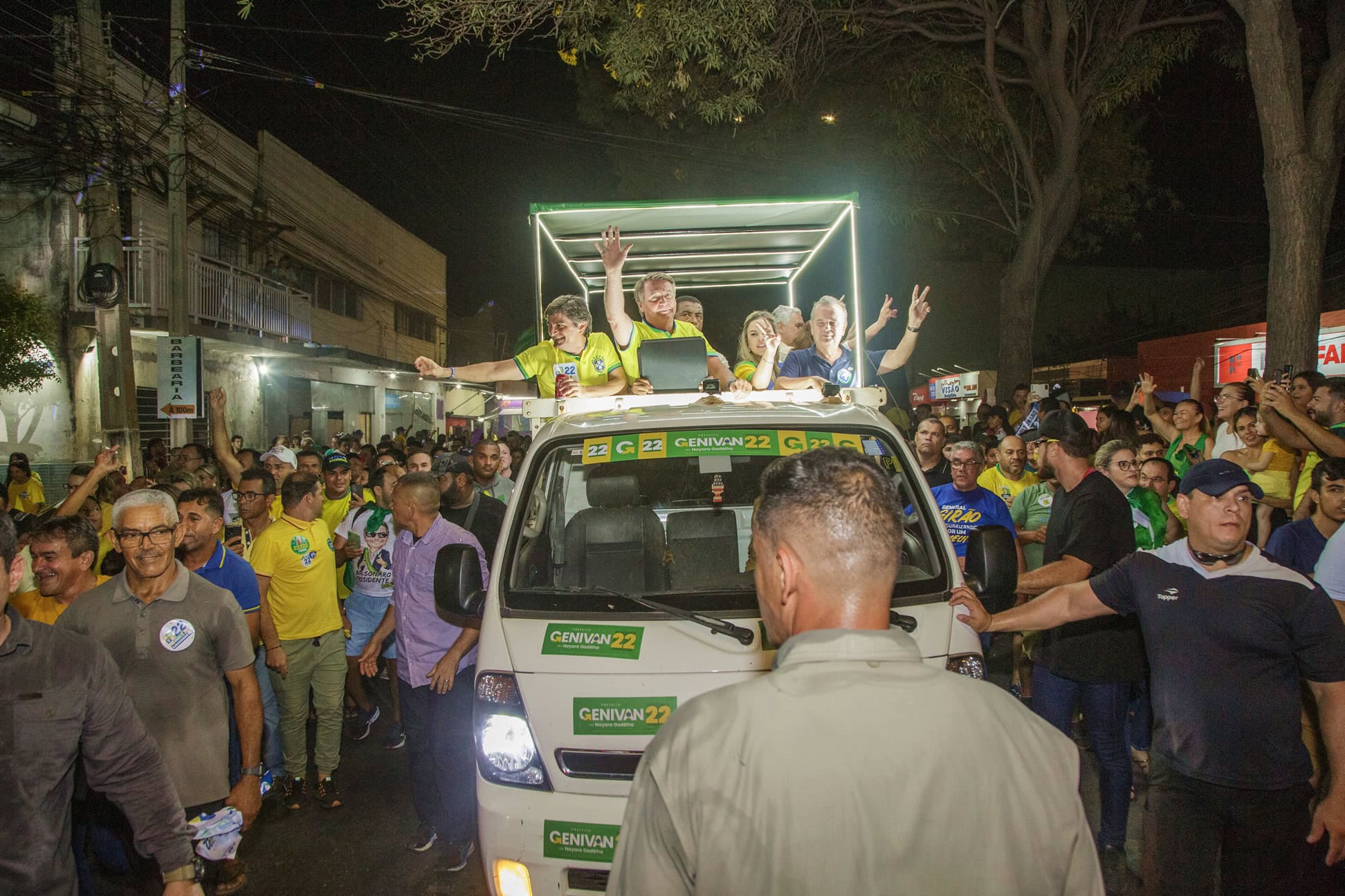 Multidão desce o Alto com Bolsonaro marcando o início da campanha de Genivan e Nayara em Mossoró